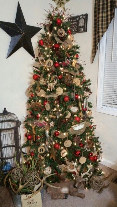 Rustic Country Christmas tree. Decorated with burlap, Hunting, fishing. Deer, moose, bear, fish ornaments Christmas Tree Ideas Rustic, Tropical Christmas Decorations, Fishing Christmas Tree, Country Christmas Tree, Country Christmas Trees, Christmas Tree Decorated, Burlap Christmas Tree, Fishing Christmas, Cabin Christmas