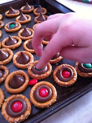 Pretzels Rolos, Christmas Pretzels, Pretzel Snacks, Pretzel Treats, God Jul, Christmas Snacks, Köstliche Desserts, Pretzels, Snack Time