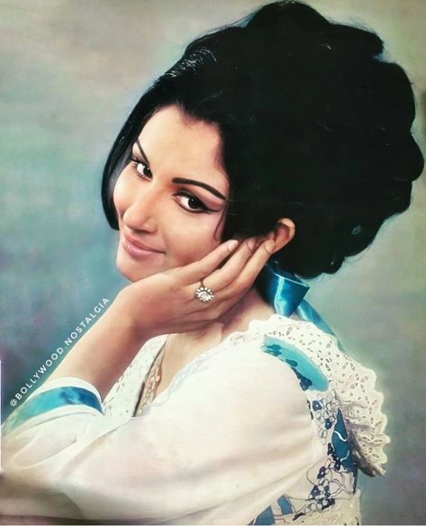 Indian Retro, Sharmila Tagore, Vintage Icons, Vintage Bollywood, Indian Movies, Body Poses, Retro Women, Bollywood Actors, Bollywood Stars