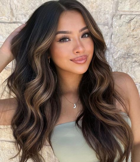 Caramel Blonde Face Framing Highlights on Black Hair Blond Închis, Rambut Brunette, Black Hair Balayage, Brown Hair Looks, Brown Hair Inspo, Brunette Hair With Highlights, Black Hair With Highlights, Dark Hair With Highlights, Fesyen Rambut