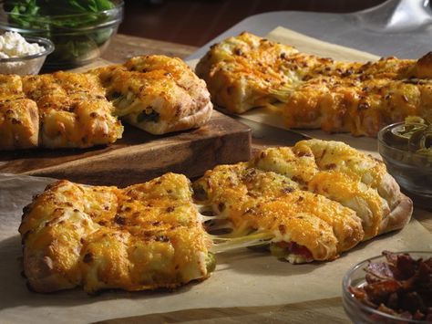 Dominos style garlic bread Recipe Cheesy Bread Recipe, Cheesy Breadsticks, Bread Packaging, Garlic Bread Recipe, Stuffed Jalapenos With Bacon, Cheesy Bread, Eating Fast, Cheese Topping, Spinach And Feta