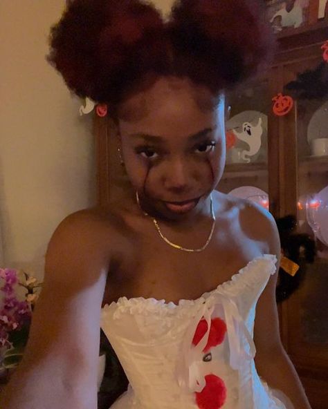 Pennywise Halloween Costume Black Women, Pennywise Cute Costume, Pennywise Female Costume, Pennywise Makeup Women, Pennywise Makeup Girl, Halloween Costumes Pennywise, Pennywise Costume Female, Penny Wise Costume, Penny Wise Makeup