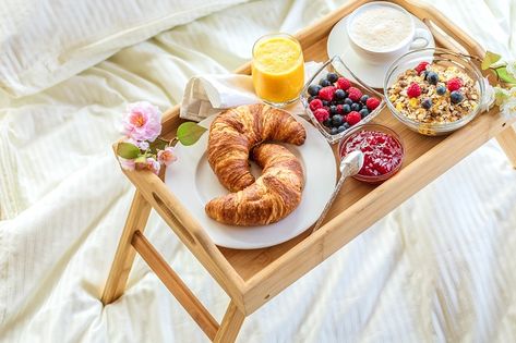 Husband Birthday Breakfast Ideas, Breakfast In Bed Ideas For Mom, Breakfast In Bed Ideas Romantic, Breakfast For Two Romantic Mornings, Breakfast In Bed Ideas For Boyfriend, Romantic Morning Couple Breakfast, Bed Breakfast Ideas, Romantic Breakfast Ideas, Mothers Day Breakfast Ideas