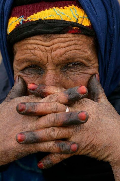 Happy Old People, Berber Tattoo, Moroccan Henna, Hands Tattoo, Traditional Henna, Close Up Portrait, Human Body Parts, Moroccan Women, Moroccan Culture