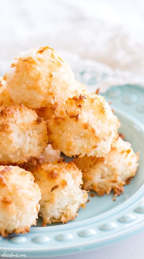 These easy homemade Coconut Macaroons are so simple to make and taste delicious! This Coconut Macaroon recipe has only 7 ingredients, making it the easiest gluten-free dessert! Plus, a step-by-step video below! coconut, gluten free, macaroons Food Cravings Breakfast, Easy Coconut Macaroons, Macaroon Cookies Recipe, Macaroon Cookie, Dessert Coconut, Coconut Macaroon Cookies, Coconut Macaroons Easy, Egg White Recipes, Coconut Macaroon