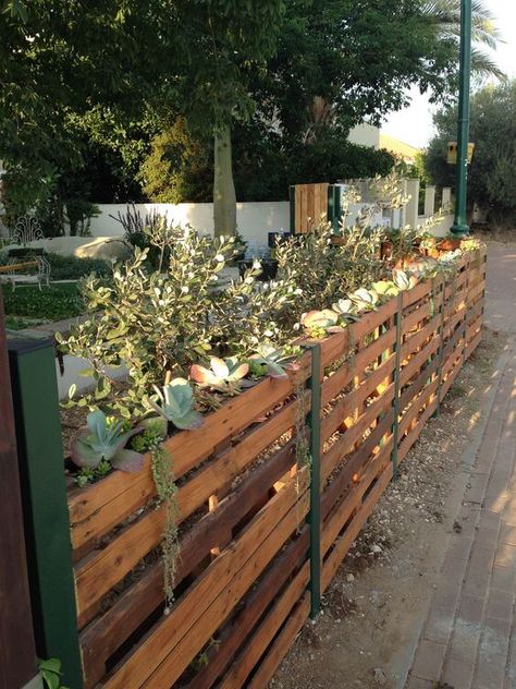 Pallet Fence Diy, Wood Pallet Fence, Pallet Garden Ideas, Repurpose Pallets, Diy Garden Fence, Vegetable Garden Raised Beds, Pallet Fence, Recycled Pallet, Garden Crafts Diy