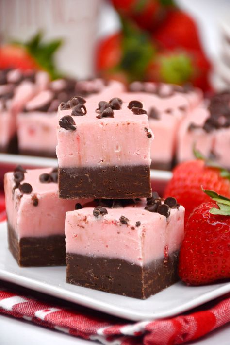 Almond Fudge Recipe, Chocolate Coverd Strawberries, Strawberry Fudge Recipe, No Bake Fudge, Strawberry Fudge, Chocolate Covered Strawberry Cake, Homemade Candy Bars, Homemade Fudge Recipes, Chocolate Covered Strawberry Recipe