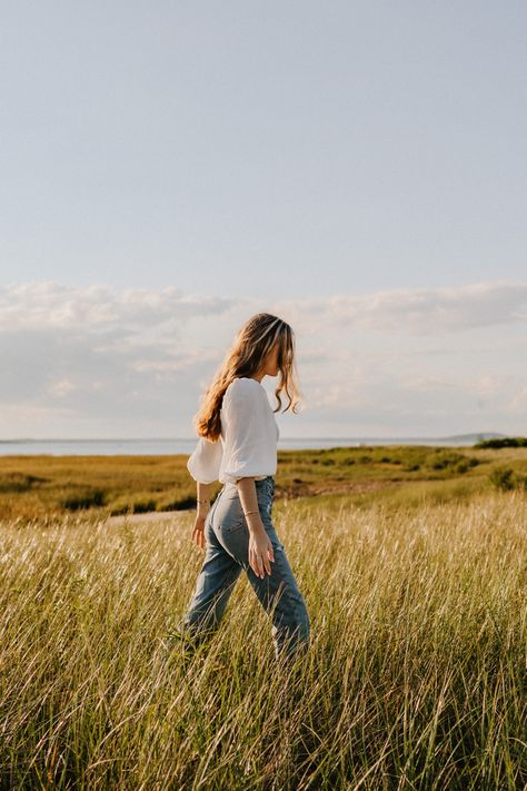 Beach Grass Photography, Direct Sun Photoshoot, Dry Grass Photoshoot, Natural Woman Photoshoot, Beach Grass Photoshoot, Long Grass Photoshoot, Grass Picture Ideas, Sunrise Senior Pictures, Candid Portrait Photography