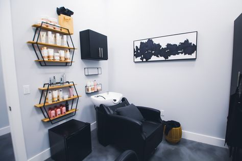 salon suite decor idea with gray walls, gray marble flooring, black salon chair and shampoo bowl with modern, geometrical retail shelves Modern Salon Suite, Salon Suite Decor Ideas, Grey Salon, Minimalist Salon, Salon Suite Decor, Suite Decor, Salon Designs, Minimalistic Decor, Salon Suites