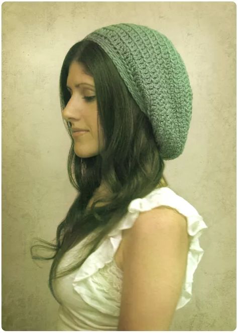 Gumdrop slouchy hat Diy Crochet Hat, Slouchy Hat Crochet Pattern, Slouchy Hat Pattern, Crochet Slouchy Hat, Crochet Gratis, Mode Casual, Hat Crochet, Slouchy Hat, Berets