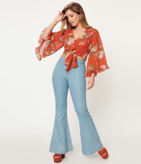 Bell Bottom Outfit Ideas, Outfits 70s Style, 70s Outfits Ideas, 1970s Fashion Women, Denim Shirt Outfit, Bell Bottoms Outfit, Flare Jeans Outfit, Engagement Photo Outfits Fall, Outfits 70s