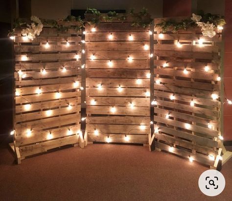 Pallet Background, Ideas With Pallets, Bachelor Pad Decor, Bühnen Design, Pallet Backdrop, Bridal Backdrops, Fest Temaer, Rustic Wedding Backdrops, Pallet Wedding