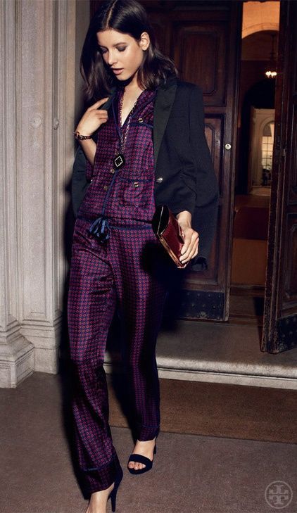 Gorgeous set look. Love this mathcy-matchy trend. I always try to create accessories that match together http://bit.ly/1PH4h3A Glamorous Chic Life, Mode Purple, Pyjama Trend, Holiday Lookbook, Pajama Fashion, Leandra Medine, Giovanna Battaglia, Anna Dello Russo, Sarah Jessica Parker