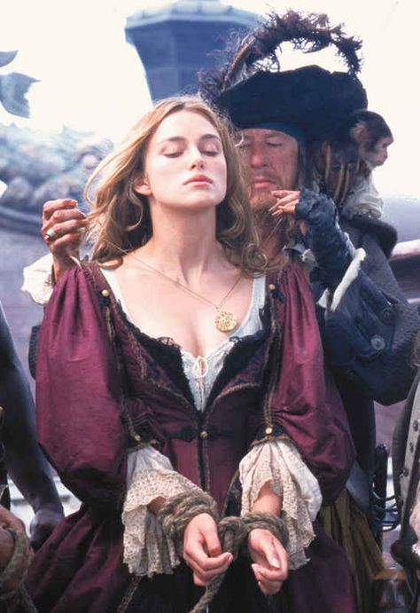 Elizabeth Swann's dress from the  "Dinner with Barbosa" scene in Pirates of the Caribbean Elizabeth Swann Dress, Elizabeth Swann Costume, Elisabeth Swan, Hector Barbossa, Kiera Knightly, Kaptan Jack Sparrow, Elizabeth Swann, Keira Knightly, Michelle Dockery