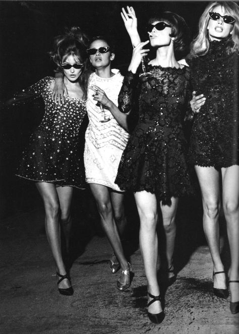 The Night Is Young, Vans Girl, Mode Editorials, Three Women, Claudia Schiffer, Christy Turlington, Stil Inspiration, Ladies Night, Vogue Italia