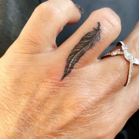 Cover Up Finger Tattoos For Women, Finger Feather Tattoo, Feather Ring Tattoo, Small Feather Tattoos For Women, Feather Finger Tattoo, Finger Tattoos Matching, Couple Finger Tattoos, Cover Up Finger Tattoos, Tattoo Designs Finger