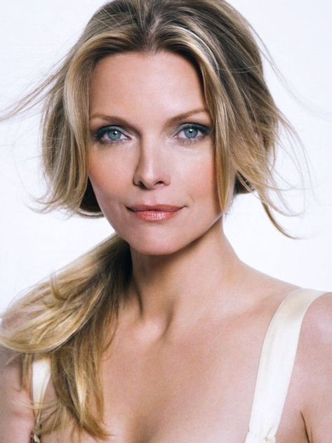 A lovely lady who proves that bone structure and Inner beauty matters more than age. Older Actresses, Michelle Pfeiffer, Actrices Hollywood, Famous Women, Michelle Obama, Classic Beauty, Gilmore Girls, American Actress, Celebrities Female