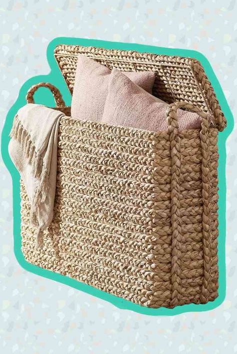 Blanket Holder Ideas Living Rooms, Basket For Blankets Living Rooms, Christmas Blanket Pattern, Blanket Ladder Ideas, Blanket Storage Living Room, Crochet Christmas Blanket, Minimalist Blankets, Blanket Holder, Store Blankets