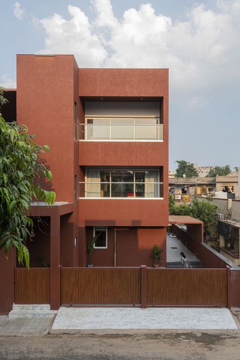 Gallery of Red Box House / The Grid Architects - 1 Grid Architects, Box House, Brick Exterior House, Box Houses, Urban Fabric, Ground Floor Plan, Urban Living, Exterior Brick, Built Environment