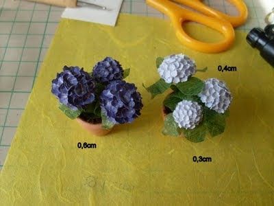 Here is a tutorial (in German, but you can get it from the pictures) for making Anleitung/Tutorial Hydrangea   .....and other neat stuff.   ... Low Maintenance Garden Design, Miniature Dollhouses, Dollhouse Diy, Dollhouse Tutorials, Miniature Flowers, Dollhouse Miniature Tutorials, Doll Things, Dollhouse Printables, Paper Plants