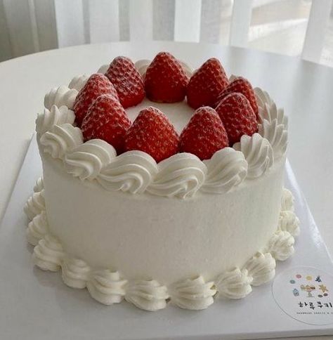 تشيز كيك بالفراولة, Strawberry Shortcake Birthday Cake, 14th Birthday Cakes, 15th Birthday Cakes, Strawberry Birthday Cake, Small Birthday Cakes, Cake Cute, Strawberry Shortcake Birthday, Strawberry Shortcake Cake