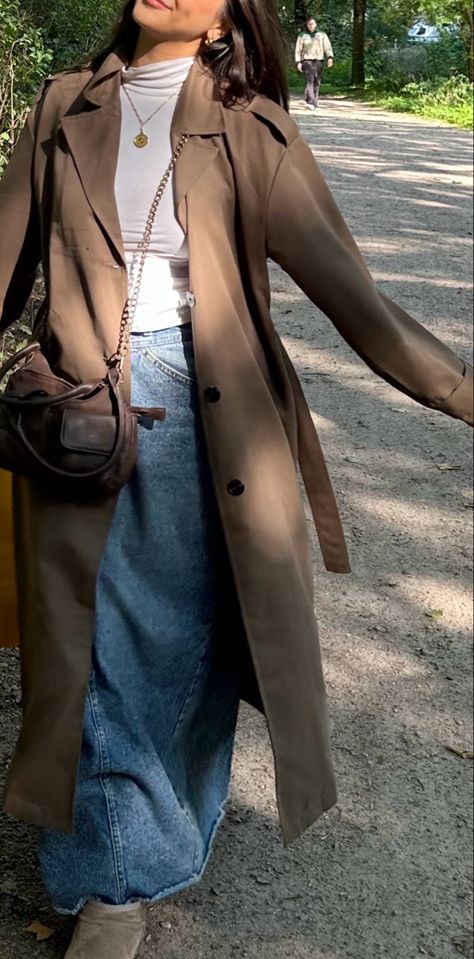 Autumn outfit inspo skirt trenchcoat Trench And Skirt Outfit, Skirt And Trench Coat Outfit, Trench Coat And Skirt Outfit, Brown Trench Coat Outfit, Trenchcoat Outfit, Autumn Outfit Inspo, Outfit Modest, Jean Skirt Outfits, Brown Trench Coat