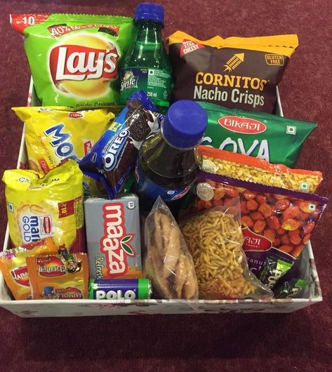 Snack Hampers Idea, Snacks Hamper Ideas, Breakfast Basket Gift Ideas, Snacks Gift Basket Ideas, Gift Hampers Packaging, Food Hamper Ideas, Room Hampers, Campus Fits, Hamper Diy