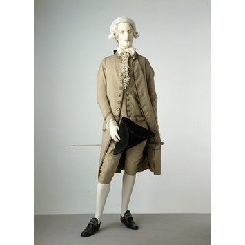 A man's suit of beige wool, trimmed with silver-thread ribbon and green-foil buttons, English, 1770s. Museum Number T.149 to B-1937. Rope Moulding, 1760s Fashion, Formal Dress For Men, 1700 Fashion, Historical Gowns, 18th Century Dress, Steel Shoes, 18th Century Fashion, Century Clothing