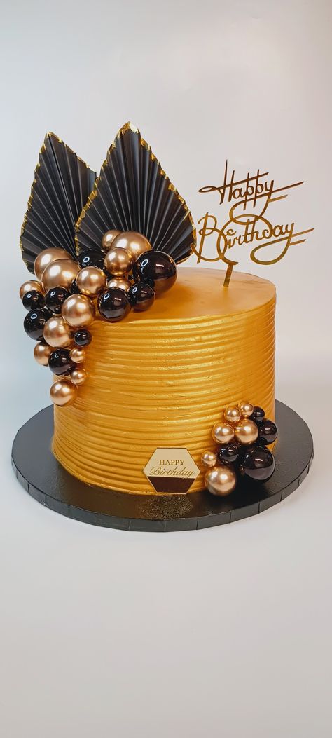 Black and gold cake Black And Gold Cake Ideas, Gold Cake Ideas, Art Birthday Cake, Black And Gold Cake, Sweet Corner, Gold Cake, Art Birthday, Cake Ideas, Black And Gold