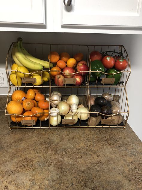 Fresh Produce Storage, How To Decorate Kitchen Shelves, Kitchen Vegetable Storage, Vegetable Holder, Fruit Bowl Display, Produce Baskets, Produce Storage, Storing Fruit, Storing Vegetables