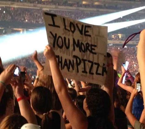 Spit On Me, 1d Concert, Concert Signs, Funny Banner, 5sos Concert, Harry Styles Funny, Fan Poster, Harry Styles Concert, Crazy Fans