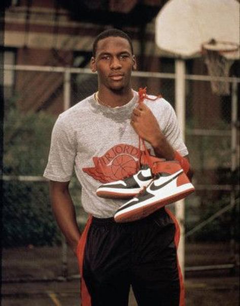 Michael Jordan, Greatest Basketball Player of All Time, is also a '90s Fashion Icon - L'Officiel Jordan 1 Black Toe, Michael Jordan Photos, Jeffrey Jordan, Basket Nba, Jordan 1 Black, Michael Jordan Basketball, Scottie Pippen, Jordan Basketball, Nike Vintage