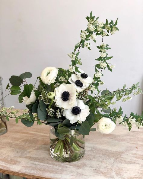 Black White Floral Arrangements, Anemone Floral Arrangements, Masculine Floral Centerpieces, Black And White Floral Arrangements, Black And White Flower Arrangements, White Anemone Wedding Flowers, Anemone Flower Arrangement, White Anemone Wedding Centerpiece, Masculine Flower Arrangements