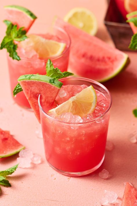 Watermelon Lemonade Watermelon Daiquiri, Diy Ballon, Daiquiri Cocktail, Daiquiri Recipe, Baker By Nature, Watermelon And Lemon, Watermelon Lemonade, Refreshing Summer Drinks, Fresh Watermelon