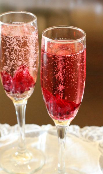 Pear and Hibiscus Flower Champagne Cocktail. My absolute favorite! Hibiscus Cocktail, Champagne Recipe, Pear Vodka, Brunch Cocktails, Champagne Cocktail, Pretty Drinks, Savoury Dishes, Flutes, Cocktail Drinks