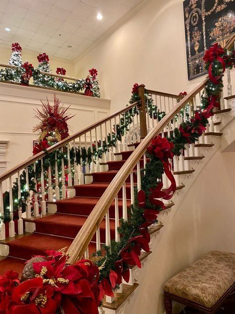 Travel blogger, Greta Hollar, shares what to do in three days at Myrtle Beach. #myrtlebeach #southcarolina #discoversc Garland Staircase, Christmas Garland Staircase, Staircase Garland, Christmas Banister, Christmas Staircase Decor, Christmas Home Decor Ideas, Christmas Staircase, Hanging Christmas Lights, Cozy Christmas Decor