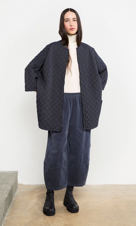 Navy Quilted Zip Jacket - Plümo Ltd Amsterdam Street Style Winter, Blue And Black Outfits, Amsterdam Street Style, Quilted Jacket Outfit, Sashiko Jacket, Coat Aesthetic, Everyday Ootd, Denim Blanket, Dutch Style