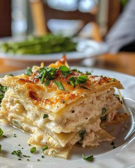 Spring Vegetable Chicken Alfredo Lasagna, Creamy Chicken Lasagna, Lasagna With White Sauce, Casserole Kitchen, Chicken Alfredo Lasagna, Alfredo Lasagna, Traditional Lasagna, Vegetable Lasagna, Chicken Lasagna