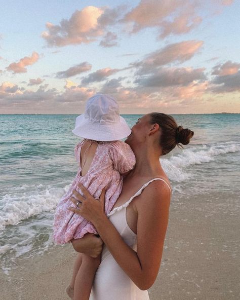 A gorgeous little darling and her mama spotted on the coastline of Mexico 🇲🇽 👀🌸 #lollymay Baby On The Beach, Mother Hood, Future Mommy, Mama And Baby, Cute Love Memes, Dream Family, Happy Mama, Parent Life, Beach Family