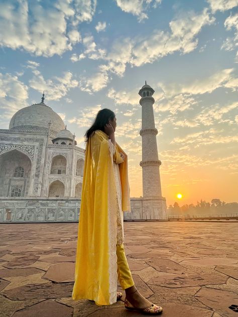 Taj Mahal Poses For Women, Agra Photography Poses, Taj Mahal Picture Ideas, Photo Pose In Suit, Tajmahal Poses, Taj Mahal Outfit Ideas Women, Taj Mahal Photography Pose, Tajmahal Photography Taj Mahal, Taj Mahal Poses