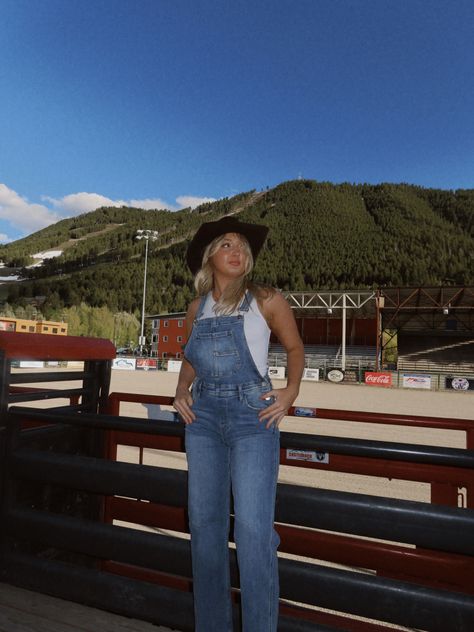 Overalls, cowboy hat, rodeo outfit, western Overalls Cowgirl Outfit, Jackson Hole Rodeo Outfit, Jackson Hole Rodeo, Fit Moodboard, Cowgirl Summer, Rodeo Outfit, Outfit Western, Usa Decor, Cowboy Costume