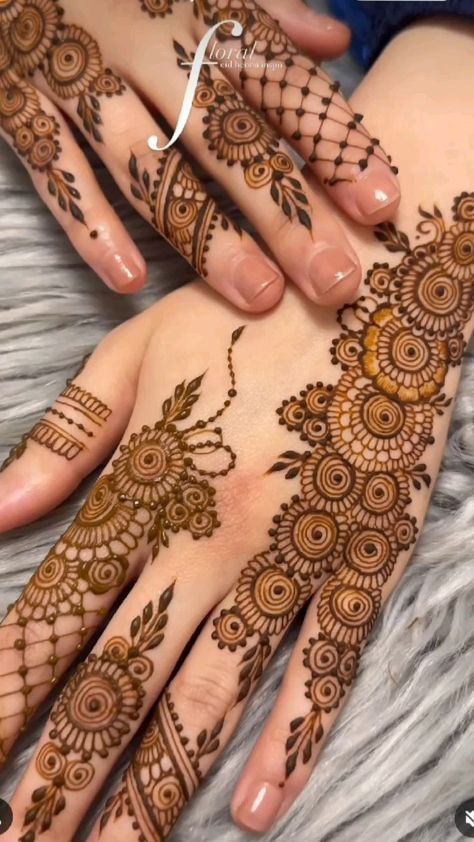 Dubai Mehndi Designs Front Hand, Dubai Mehendi Designs Front Hand Palm, Dubai Mahendi Design Front Hand Simple, Eid Mehndi Designs 2024 Front Hand, Latest Mehndi Designs Front Hand 2024, Mehandi Design For Hand, Short Mehndi Design, Latest Arabic Mehndi Designs, Mehndi Designs Bridal Hands