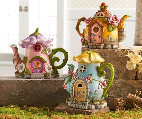 Teapot House, Garden World, Fairy House Crafts, Clay Fairy House, Fairy House Diy, Garden Miniature, Fairy Garden Designs, Pottery Houses, Miniature Fairy Garden