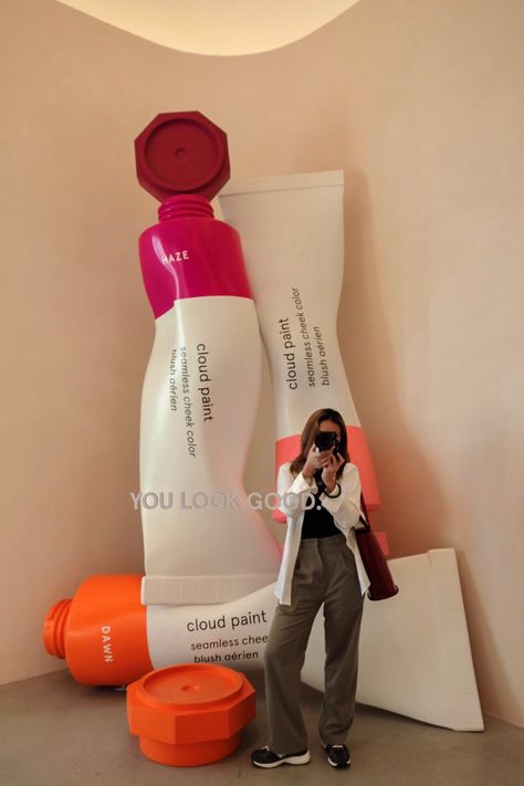 glossier la
glossier
mirror selfie
aesthetic
mirror selfie aesthetic Glossier Mirror, Glossier Pop Up, Brand Activation Ideas, Brand Pop, Salon Suites, Experiential Marketing, Street Marketing, Pop Display, Guerilla Marketing