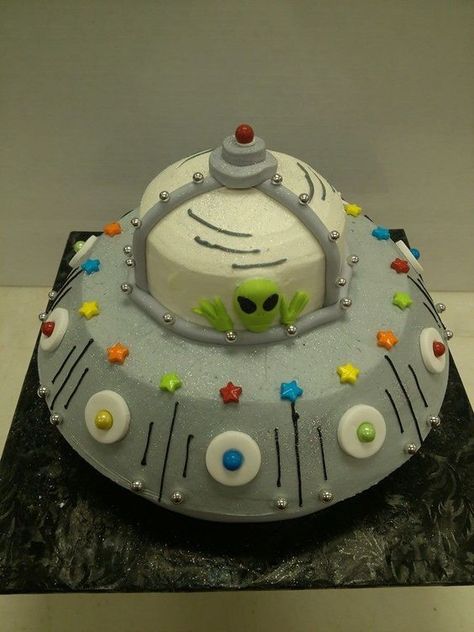 Alien Saucer, Alien Birthday Party, Alien Cake, Alien Party, Cake With Fondant, Pastel Cupcakes, Cream Candy, Space Birthday, Superhero Birthday