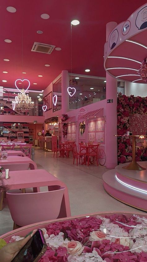 Hello Kitty Cafe Interior, Unique Cafe Design Interiors, Ideas Para Cafeterias, Rosa Pink Aesthetic, Pink Cafe Interior, Cafeterias Aesthetic, Pink Cafe Aesthetic, Brunch Pics, Cafes Aesthetic