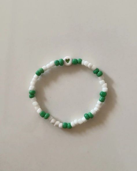 Ideas Para Hacer Pulseras, White Beaded Bracelets, Simple Beaded Bracelets, Pola Manik, Diy Beaded Rings, Cute Friendship Bracelets, Bracelets For Boyfriend, Beautiful Beaded Bracelet, Gelang Manik-manik