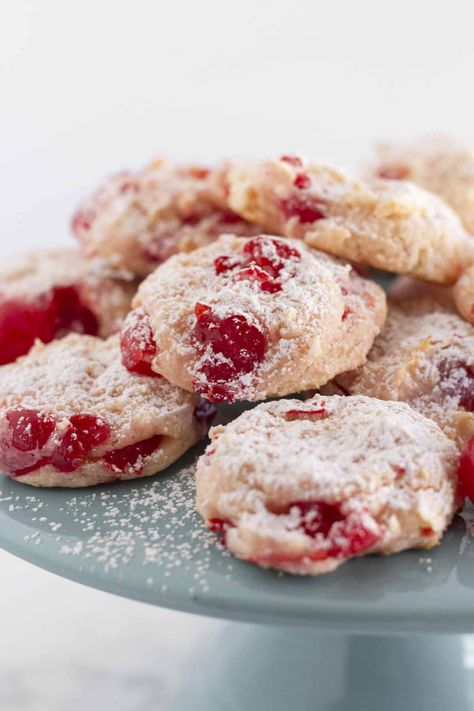 Easy Cherry and Almond Cookies Recipe Cherry Almond Cake, Mailing Cookies, Pool Food, Texas Sheet Cake Cookies, Practically Homemade, Pastry Bites, Cake Bundt, Cake Box Cookies, Cream Cheese Pastry