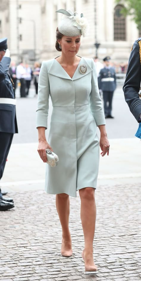 Kate Middleton Fascinator Outfit, Kate Middleton Coat Dress, Kate Middleton Fascinator, Moda Kate Middleton, Kate Middleton Hats, Kate Middleton Style Outfits, Coat Dresses, Düşes Kate, Looks Kate Middleton