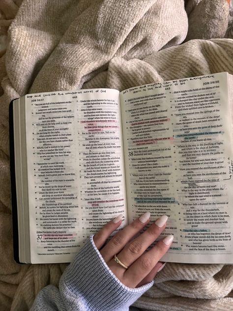 Woman Praying Aesthetic, Bible Girl Aesthetic, Bible Reading Aesthetic, Reading Bible Aesthetic, Study Scripture, Bible Pictures, Christian Things, Bible Time, Christian Girl